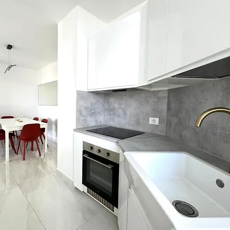 Happy Sabina Sea View